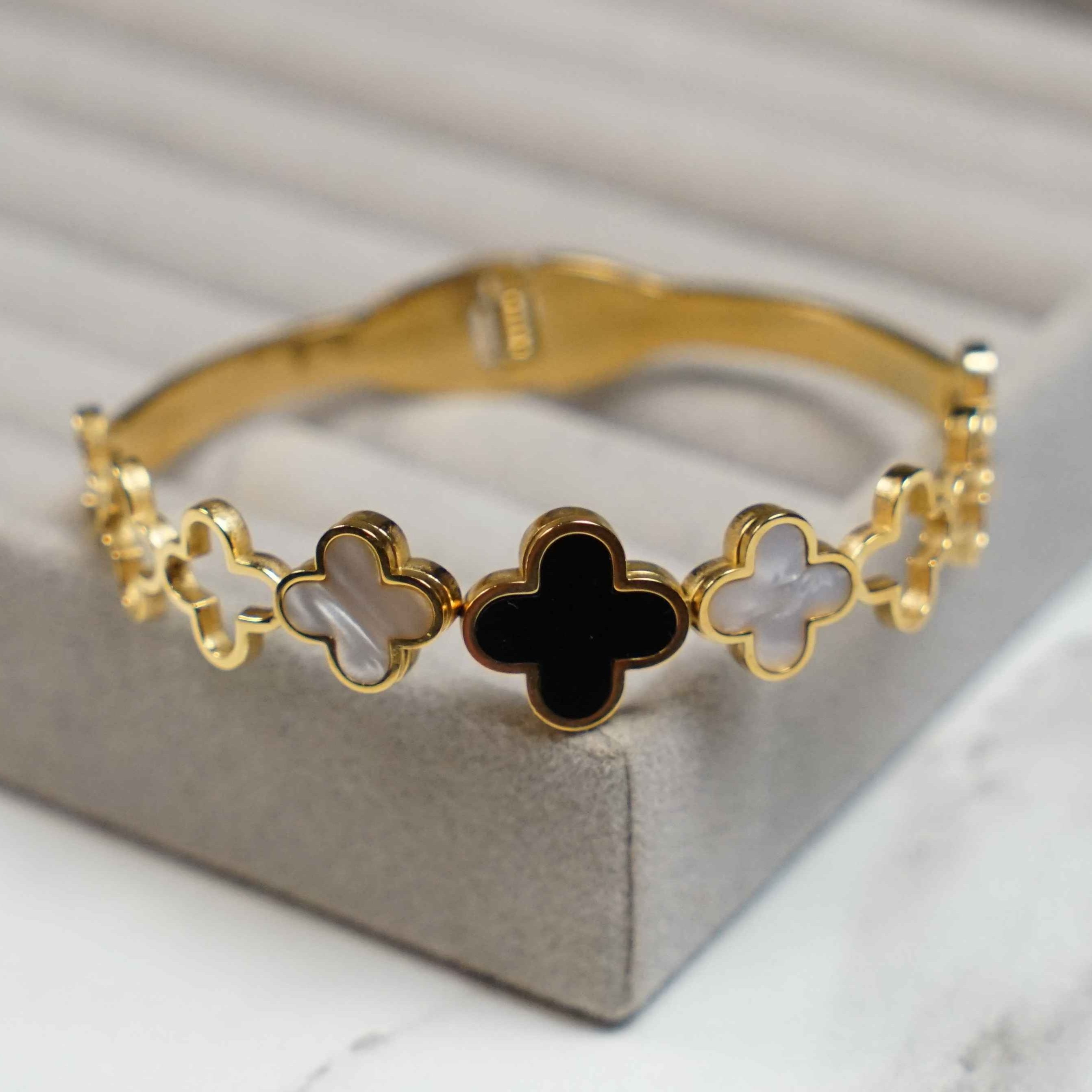 Black and White Clover Bangle Bracelet - Sohu Lifestyle