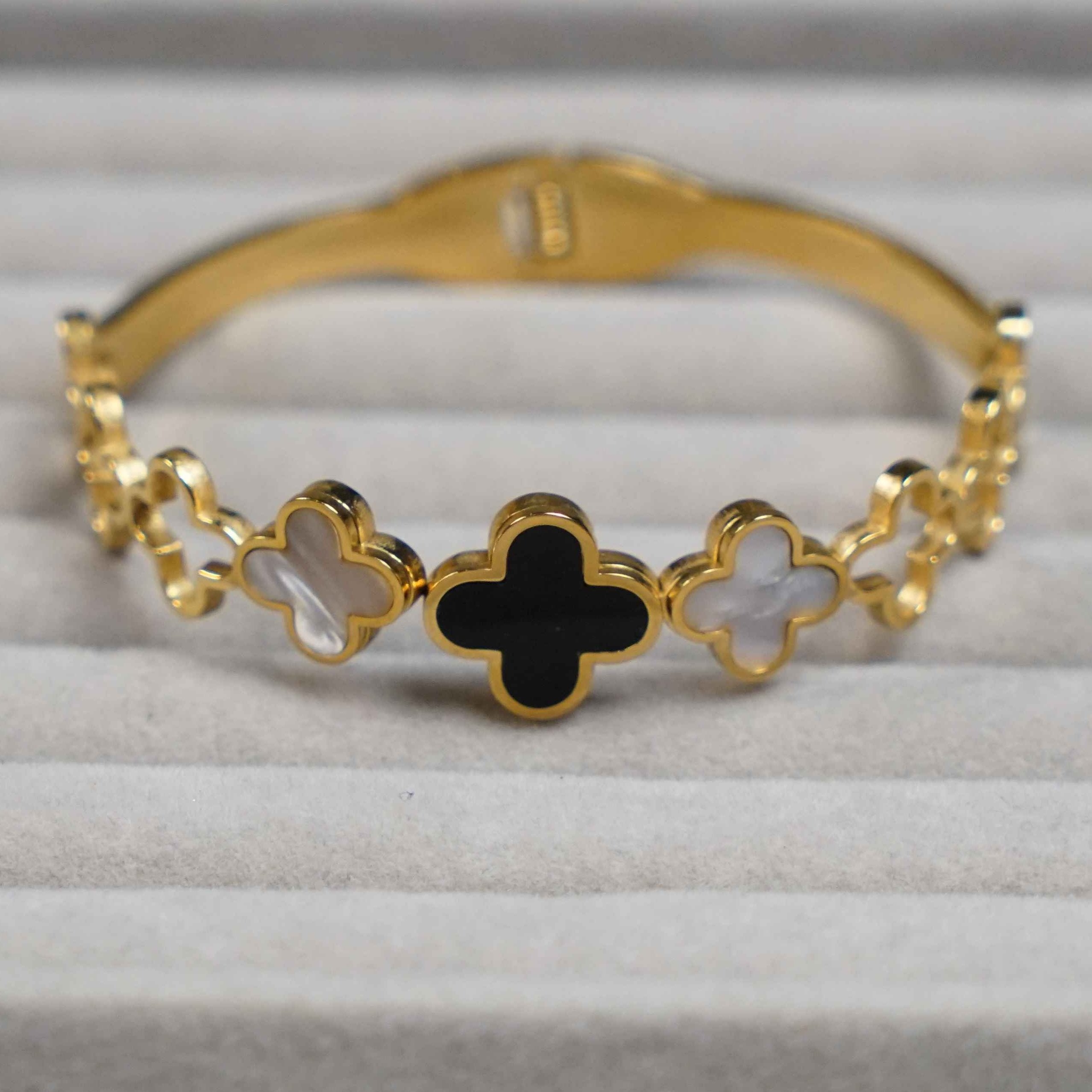 Black and White Clover Bangle Bracelet - Sohu Lifestyle
